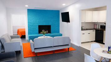 Suite Executive, 1 camera da letto, cucina, vista piscina | Soggiorno | Smart TV 55 pollici con canali digitali