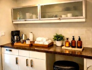 Suite Junior, 2 grands lits, vue piscine | Cuisine privée