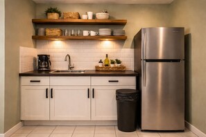 Mini-fridge, microwave - Mod Palm Desert (Palm Desert)