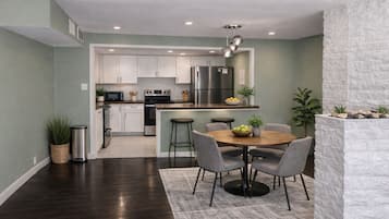 Villa – president, kjøkken, bassengutsikt | Spisestue