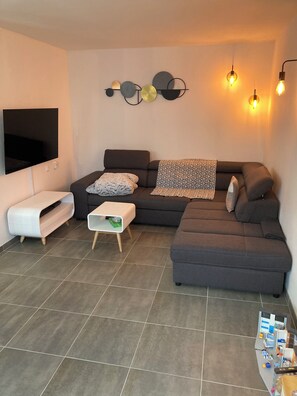 TV, books - Charming house with garden in a good location (Berck)