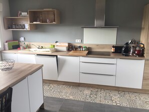 Fridge, microwave, oven, stovetop - Charming house with garden in a good location (Berck)