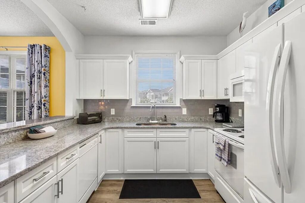 Kjøleskap, mikrobølgeovn, ovn og kokeplater