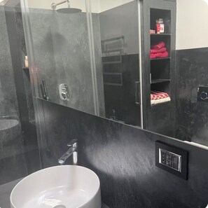 Umweltfreundliche Kosmetikartikel, Haartrockner, Bidet, Handtücher
