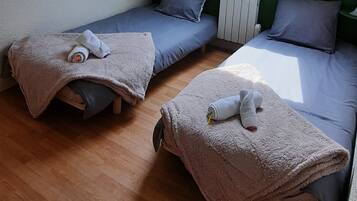 2 chambres, fer et planche à repasser, lit parapluie, draps fournis