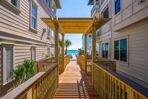 Property grounds - Private Deeded Beach Access 1 Minute Walk, 4 King Suites, Walk 2 Coffee, Bikes (Santa Rosa Beach)