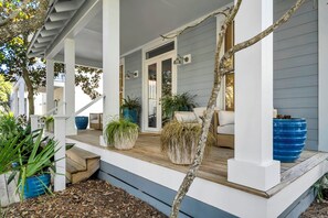 Terrace/patio - Private Deeded Beach Access 1 Minute Walk, 4 King Suites, Walk 2 Coffee, Bikes (Santa Rosa Beach)