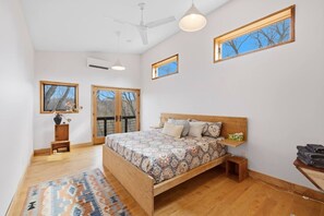 2 bedrooms, desk, WiFi, bed sheets