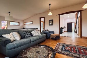 TV - River Trails + Downtown | Artisan Home (Charlottesville)