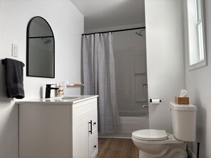 Haartrockner, Handtücher, Seife, Toilettenpapier