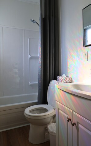 Een haardroger, handdoeken, zeep, toiletpapier