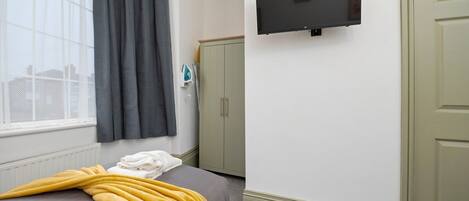 Iron/ironing board, internet, bed sheets