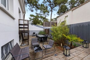 Outdoor dining - Villa des Mahonies just 200m from the beach (La Tranche-sur-Mer)