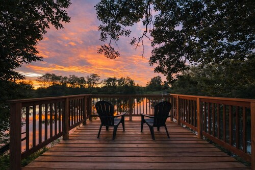 River Retreat- Hot tub/Games/BBQ/Bonfire/Sleeps 14