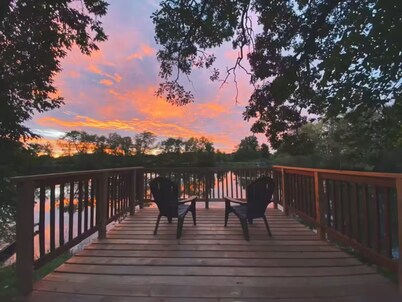 River Retreat- Hot tub/Games/BBQ/Bonfire/Sleeps 14