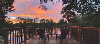 River Retreat- Hot tub/Games/BBQ/Bonfire/Sleeps 14