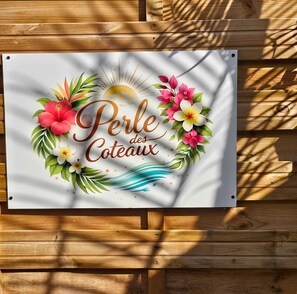 A sign with the text "Perle des Coteaux" surrounded by floral designs. - Villa with swimming pool Saint luce les coteaux (Sainte-Luce)