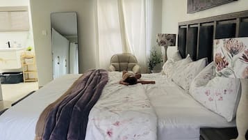 Studio Suite Eksekutif | Seprai premium dan busa memori