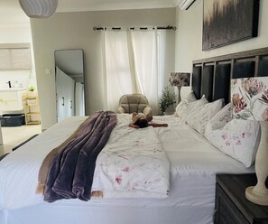 Executive Studio Suite | Premium bedding, memory foam beds, individually furnished, soundproofing - Luna Holiday Home (Maun)