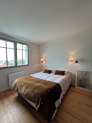 3 bedrooms, desk, iron/ironing board, travel cot - Elegant vacation home near Sea/Casino/Parks in La Rochelle (La Rochelle)