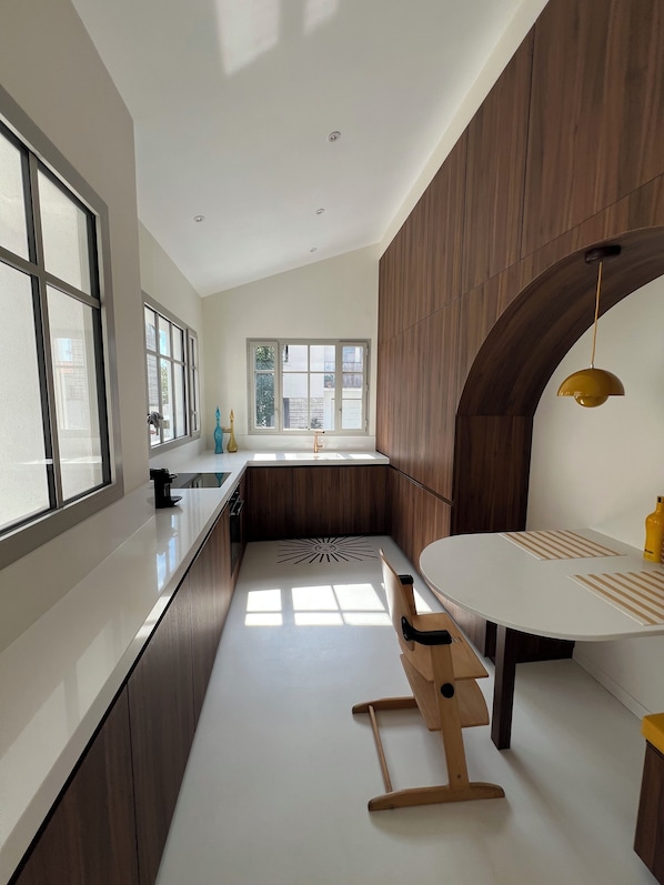 Fridge, microwave, oven, stovetop - Elegant vacation home near Sea/Casino/Parks in La Rochelle (La Rochelle)
