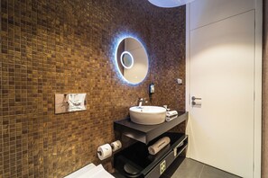 Ducha, secador de pelo, toallas y jabón