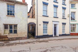 Exterior - Charming Grade II Listed Apartment | Sleeps 4 (Wem)
