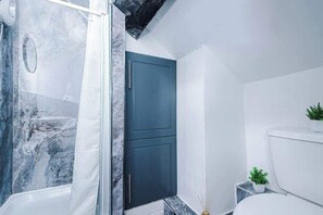 Shower, hair dryer, shampoo - Charming Grade II Listed Apartment | Sleeps 4 (Wem)