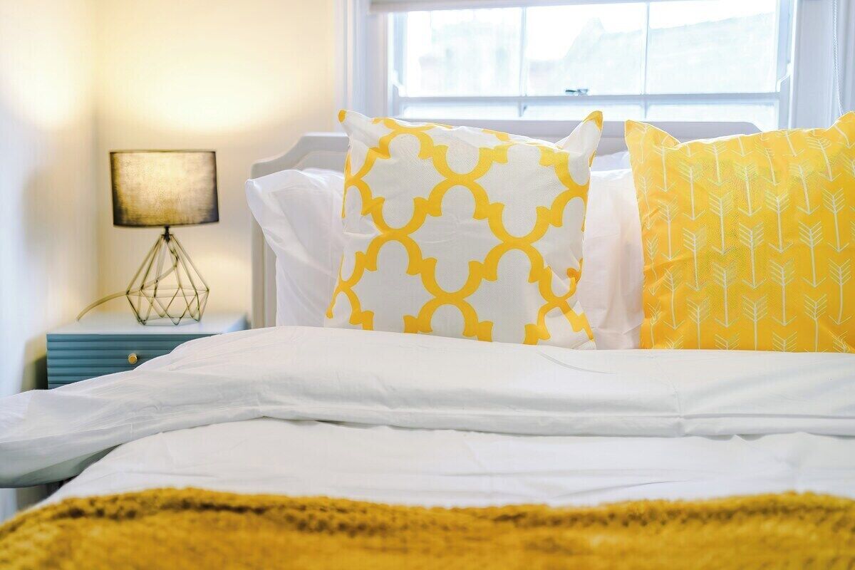 2 bedrooms, iron/ironing board, internet, bed sheets