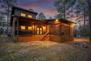 Exterior - Hoot's Hideaway spacious family friendly hot tub (Broken Bow)