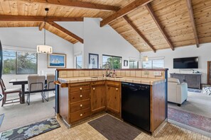 Interior - Twin Lakes Surf House (Santa Cruz)