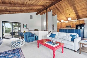 TV, offices - Twin Lakes Surf House (Santa Cruz)