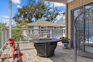 Outdoor dining - Twin Lakes Surf House (Santa Cruz)