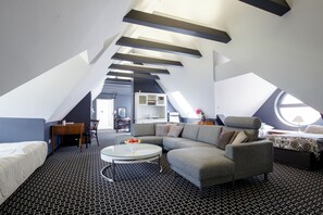 คอมฟอร์ทอพาร์ทเมนท์ | โต๊ะทำงาน, พื้นที่ทำงานแบบใช้แล็ปท็อป, Wi-Fi ฟรี