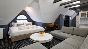 A modern, compact room with a bed, a round coffee table, and a sofa. - Cocorico Boutique Stay Adults Only (Szczecin)