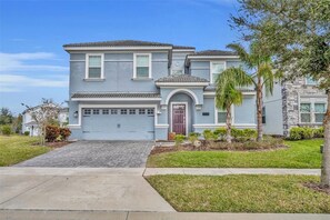 Exterior - Spring Promo: Huge House, Blue Pool & Hot Tub, Theater by Theme Parks (Four Corners)