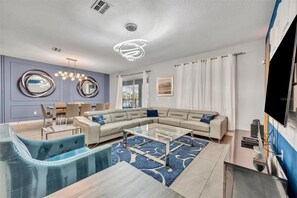 Living area - Spring Promo: Huge House, Blue Pool & Hot Tub, Theater by Theme Parks (Four Corners)