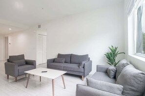 TV - Foster 101 and 102 · ¡6BR Group Stay • Two Apartments • Free Parking! (Hallandale Beach)