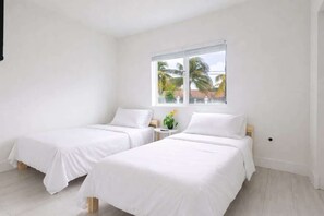 6 bedrooms, iron/ironing board, travel cot, WiFi - Foster 101 and 102 · ¡6BR Group Stay • Two Apartments • Free Parking! (Hallandale Beach)