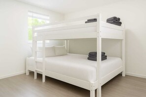 4 habitaciones, escritorio y tabla de planchar con plancha 