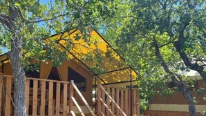 A wooden structure with a balcony, surrounded by trees. - ZEcamping 3 étoiles animé piscine chauffée locatif 20m2 5 pers (Saint-Saturnin-lès-Apt)
