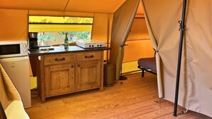 A compact kitchen with a microwave, coffee maker, and a small stove. - ZEcamping 3 étoiles animé piscine chauffée locatif 20m2 5 pers (Saint-Saturnin-lès-Apt)