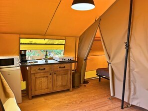 Fridge, microwave, stovetop - ZEcamping 3 étoiles animé piscine chauffée locatif 20m2 5 pers (Saint-Saturnin-lès-Apt)