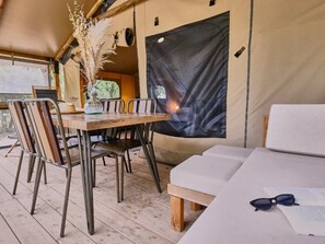 Outdoor dining - ZEcamping 3 étoiles animé piscine chauffée locatif 20m2 5 pers (Saint-Saturnin-lès-Apt)