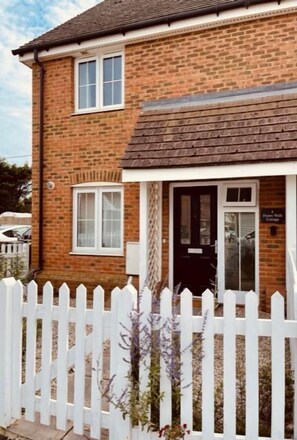 Exterior - Dunes Walk Cottage -  a cottage that sleeps 4 guests  in 2 bedrooms (Camber)