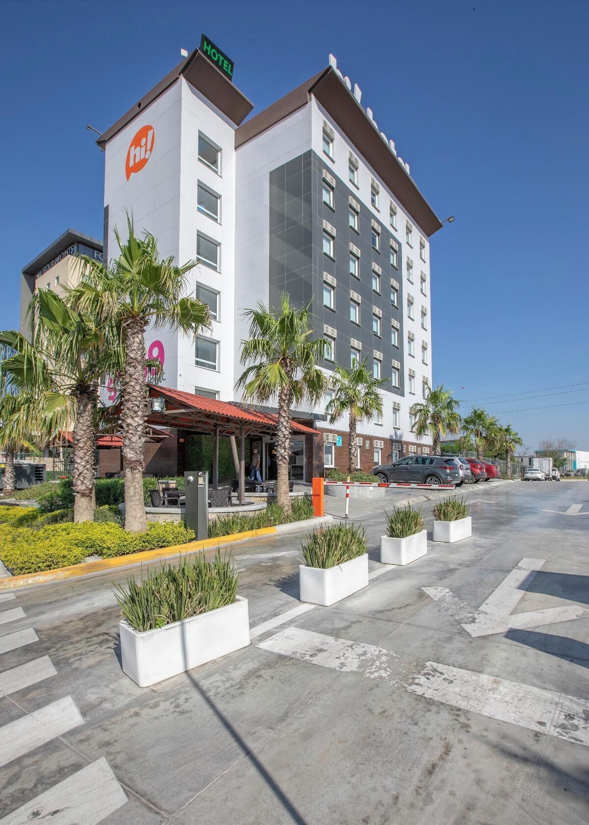 Vista frontal de la propiedad