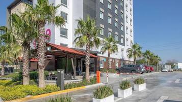 Vista frontal de la propiedad