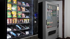 A vending machine stocked with snacks and beverages. - HI MONTERREY AEROPUERTO (Apodaca)