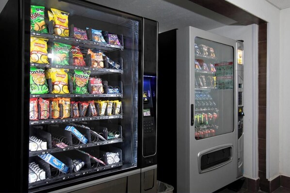 A vending machine stocked with snacks and beverages. - HI MONTERREY AEROPUERTO (Apodaca)