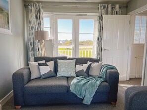 TV - Marine House -  a cottage that sleeps 8 guests  in 4 bedrooms (Camber)